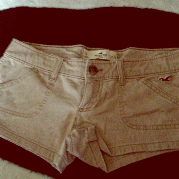 ⬇️REDUCED ⬇️! Hollister tan shorts.