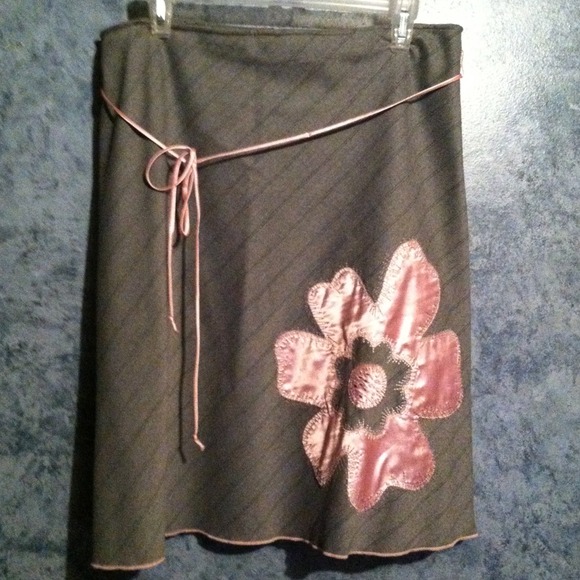 😍 NEW PRICE 😍GREY SKIRT w/PINK FLOWER