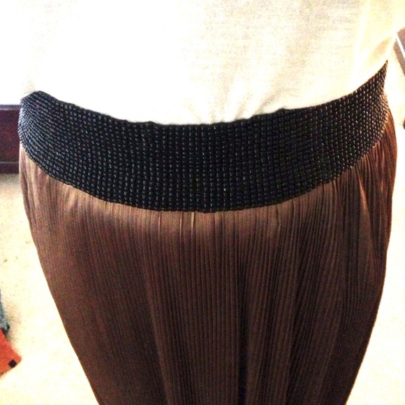 Beaded elastic belt