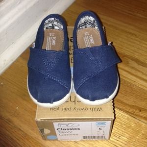TOMS navy blue in used excellent condition