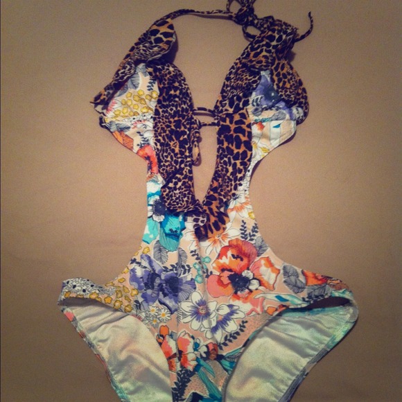 ✋ Hold for @natasha_h26 VS Monokini