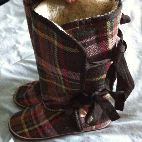 Very warm boots. Multicolored with a brown base..