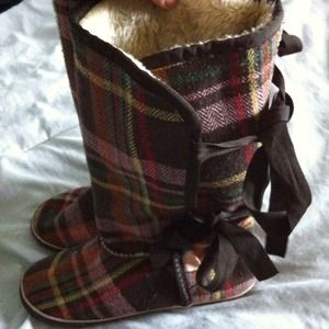 Very warm boots. Multicolored with a brown base..