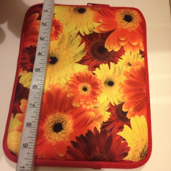 Cynthia Rowley Daisy Tablet/ IPad case - Picture 2 of 4