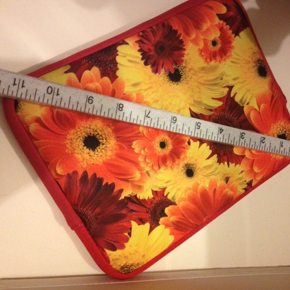 Cynthia Rowley Daisy Tablet/ IPad case - Picture 3 of 4