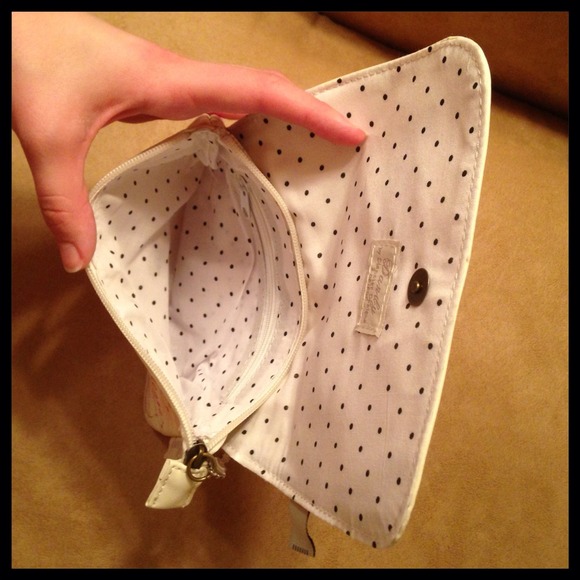 *SOLD in Bundle* NWOT Cream Postcard Clutch - Picture 4 of 4