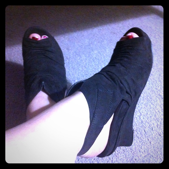 Brown suede wedged shoes