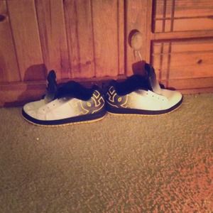 Good shoes does come with shoelaces