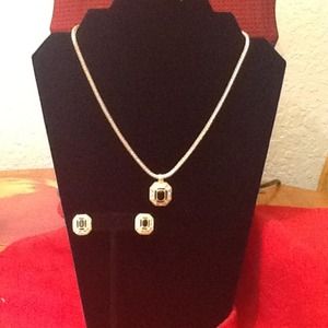 BEAUTIFUL GOLD TONE NECKLACE AND EARRINGS