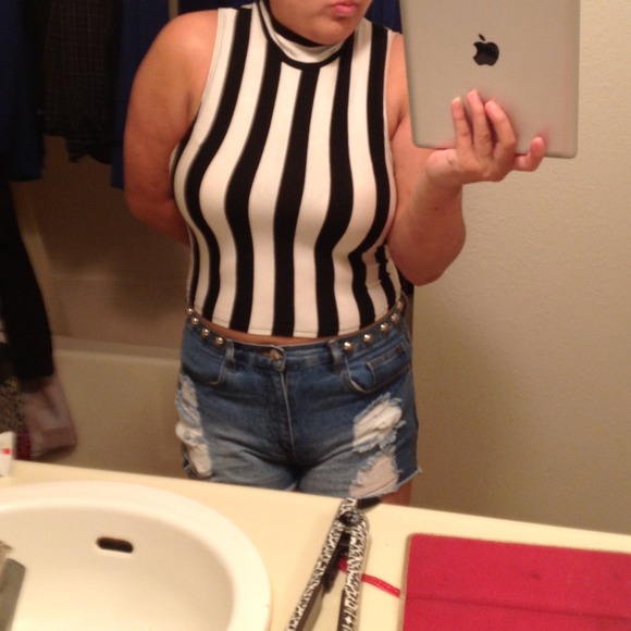 ❌Sold❌ Stripe turtle neck crop top - Picture 3 of 4