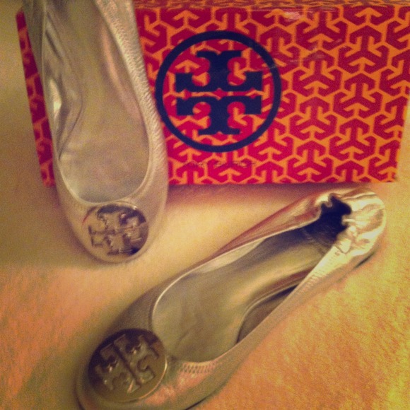 🍁Tory Burch silver metallic leather flats🍁