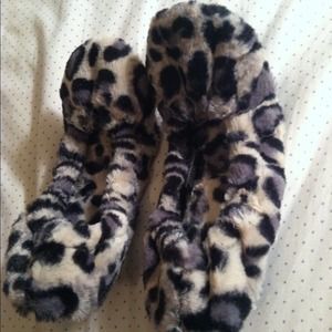 Gray leopard print slippers