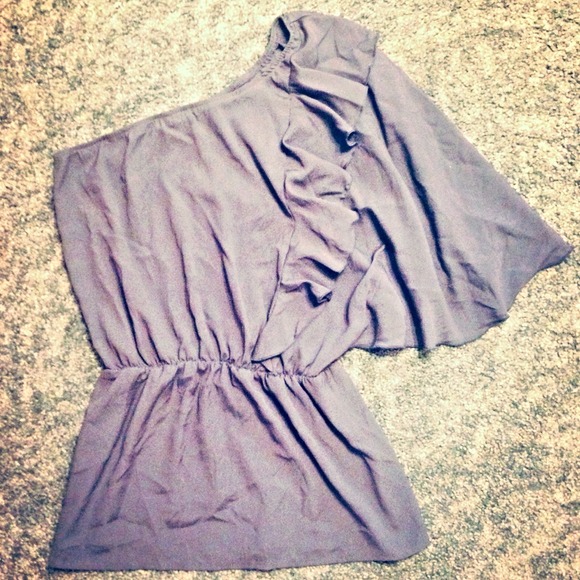 SOLD* One sleeved (S) grey Windsor top, Like new! - Picture 1 of 1