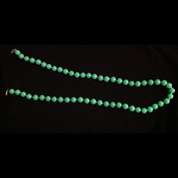 GREEN PEKING GLASS NECKLACE
