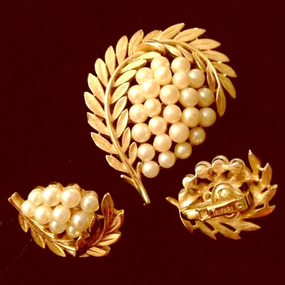 Jewelry - 🎉HOST PICK🎉Trifari faux pearl brooch and earring