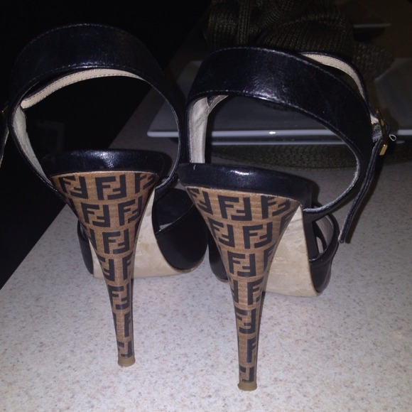 🚫🚫SOLD🚫🚫Fendi FF Logo Sandals - Picture 2 of 2