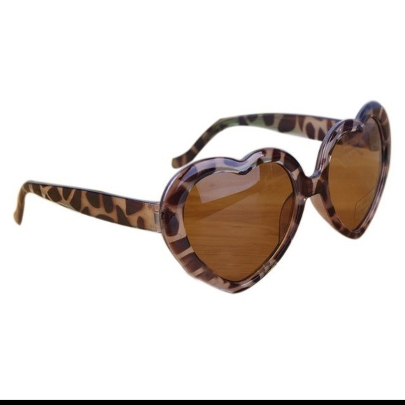 Cheetah heart sunglasses! 🔴ONE PAIR ON HOLD🔴