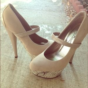 😍Tan heels with snake skin detail! 😍