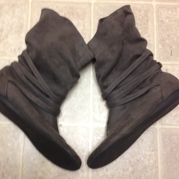 "Report" grey ankle boots