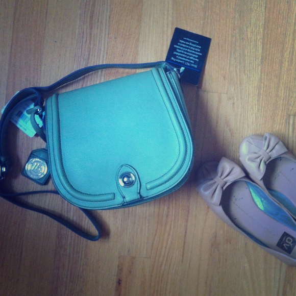 London Fog Handbags - 🎉Host Pick🎉NWT green cross body saddlebag