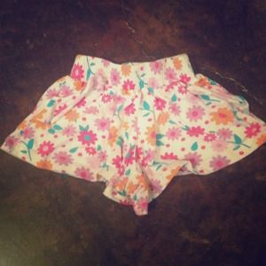 2T flowy floral shorts