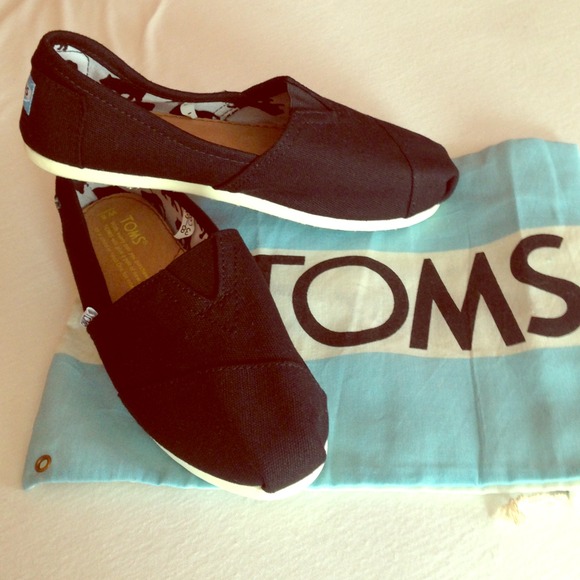 Toms black canvas !!