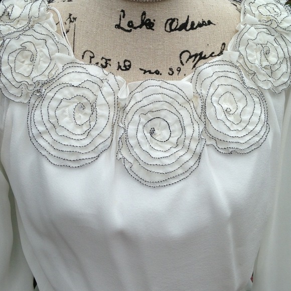 SOLD  STUNNING ADRIANNA PAPELL FLORAL APPLIQUÉ TOP - Picture 2 of 4