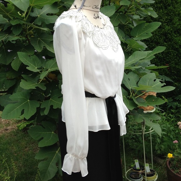 SOLD  STUNNING ADRIANNA PAPELL FLORAL APPLIQUÉ TOP - Picture 3 of 4