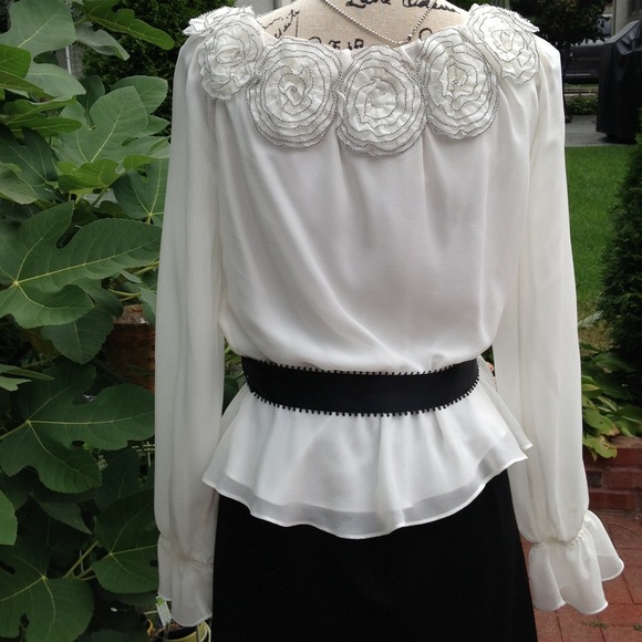 SOLD  STUNNING ADRIANNA PAPELL FLORAL APPLIQUÉ TOP - Picture 4 of 4