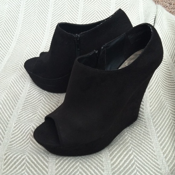 SOLD in bundle! NWOT peep toe booties