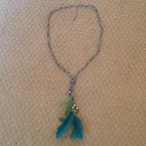💥REDUCED💥 Fun green/turquoise feather necklace