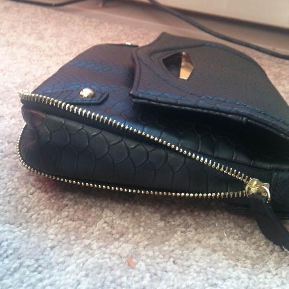 Black Danielle Nicole satchel 🎉 reduced price - Picture 2 of 4