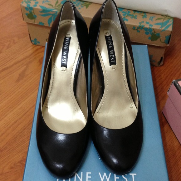 Nine West  round toe pump