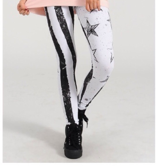 🎀REDUCED🎀Black & White American Flag Leggings - Picture 3 of 4