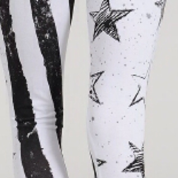 🎀REDUCED🎀Black & White American Flag Leggings - Picture 4 of 4