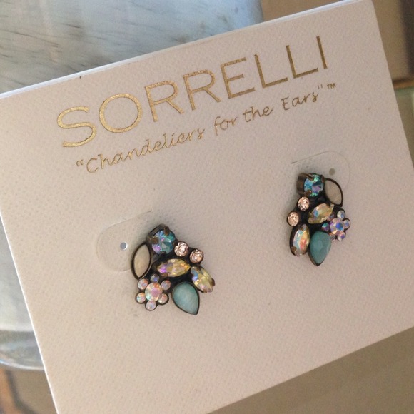 ❌Bundled❌ Sorrelli || Floral Cluster Stud Earring - Picture 3 of 4