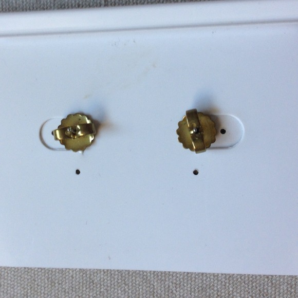 ❌Bundled❌ Sorrelli || Floral Cluster Stud Earring - Picture 4 of 4