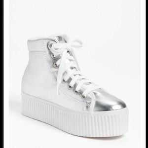 Silver high-top Sneaker