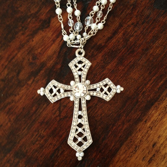 Cross necklace with crystal and pearls.