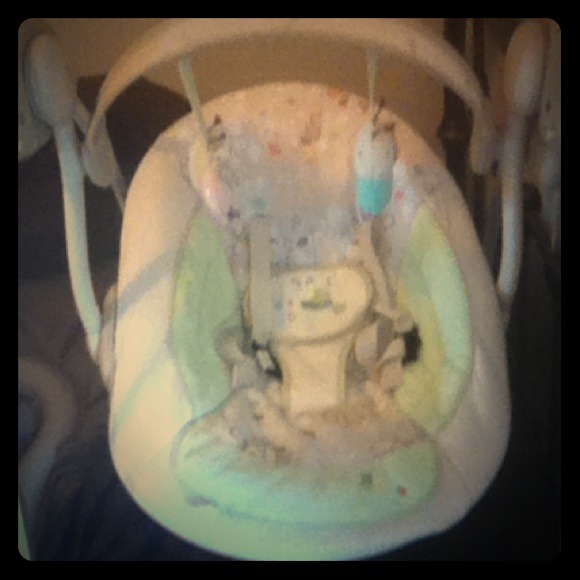 A baby swing neude color can be for either or!!