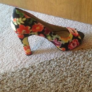 RESERVED!!! Size 6.5 floral pumps