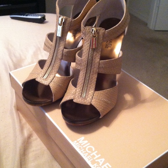✋SOLD✋Michael kors Berkley t strap sandal