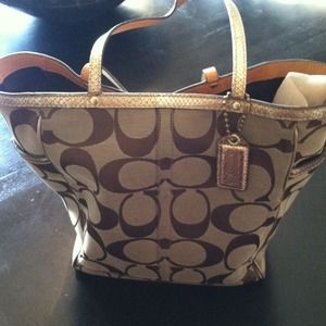 Tote coach purse