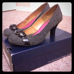 **REDUCED!** Black and Grey Croft & Barrow Pump