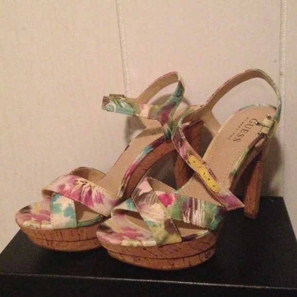 **REDUCED** Guess sandals