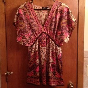 Silky and flowy v-neck with paisley print!!