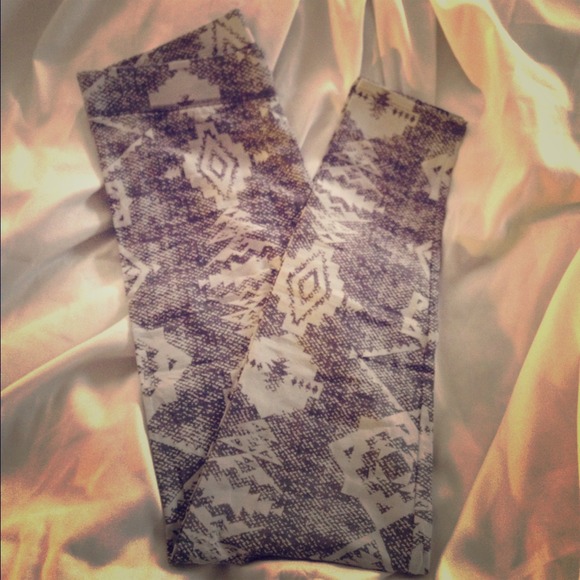VS NWOT leggings Aztec design - Picture 1 of 3