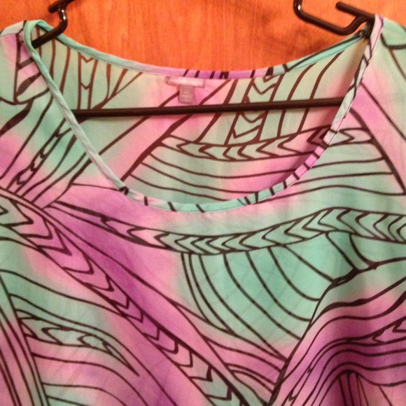 New!! High low patterned top from Charlotte Russe! - Picture 2 of 4