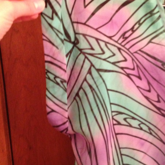 New!! High low patterned top from Charlotte Russe! - Picture 3 of 4