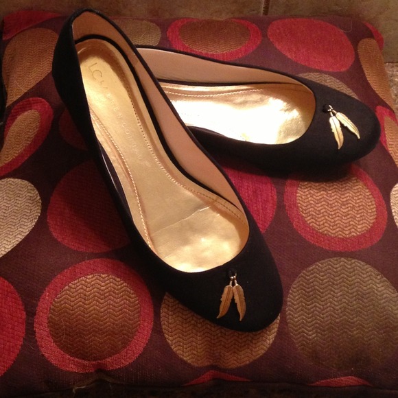 Lauren Conrad black ballet flats with gold detail! - Picture 1 of 4